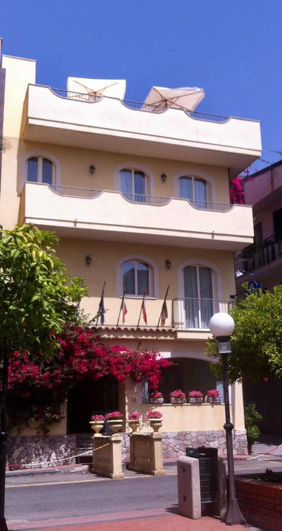Hotel Sylesia Letojanni Buitenkant foto